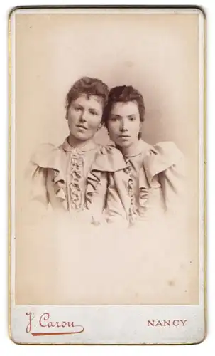 Fotografie J. Caron, Nancy, Zwei junge Damen in Rüschenkleidern