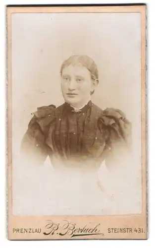 Fotografie R. Bertuch, Prenzlau, Steinstr. 431, Junge Dame mit zurückgebundenem Haar
