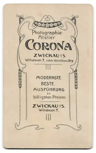 Fotografie Corona, Zwickau i /S., Wilhelmstr. 7, Junge Dame im Matrosenkleid mit Zeitung