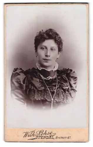 Fotografie Wilh. Lohse, Stendal, Breitestr. 87, Junge Dame in hübscher Kleidung