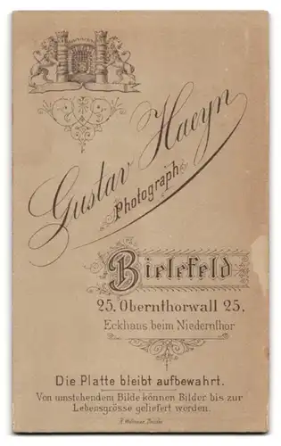 Fotografie Gustav Haeyn, Bielefeld, Oberntorwall 25, Beleibte Dame im Kleid mit Buch in der Hand