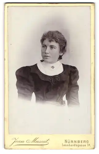 Fotografie Jean Muscat, Nürnberg, Leonhardsgasse 1 a, Junge Dame im zeitgenössischen Kleid