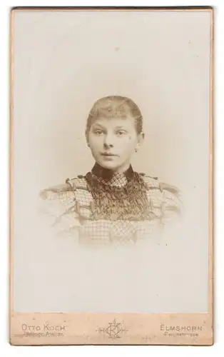 Fotografie Otto Koch, Elmshorn, Panjestr., Junge Dame mit zurückgebundenem Haar
