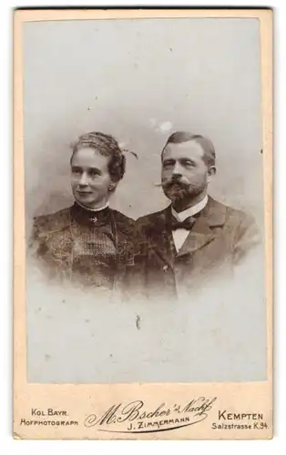 Fotografie J. Zimmermann, Kempten, Salzstr. K. 94, Bürgerliches Paar in hübscher Kleidung