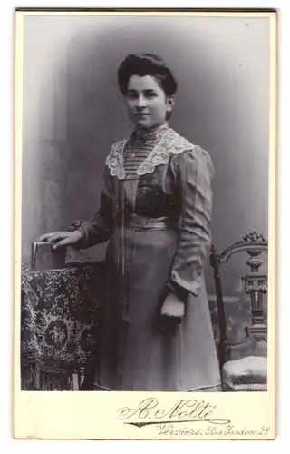 Fotografie A. Nolté, Verviers, Rue Jardon 28, Junge Dame im hübschen Kleid mit Buch