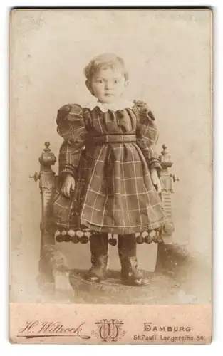 Fotografie H. Wittrock, Hamburg-St. Pauli, Langereihe, Kleines Kind im karierten Kleid