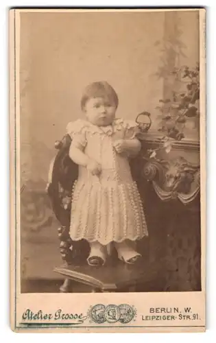 Fotografie Otto Grosse, Berlin-W., Leipziger-Str. 91, Kleines Mädchen im hübschen Kleid