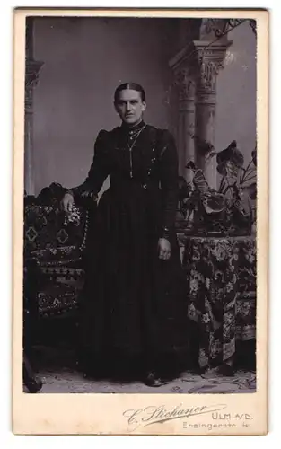 Fotografie C. Stichaner, Ulm a /D., Ensingerstr. 4, Bürgerliche Dame im hübschen Kleid