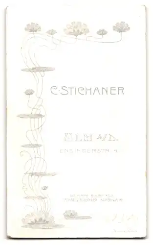 Fotografie C. Stichaner, Ulm a /D., Ensingerstr. 4, Bürgerliche Dame im hübschen Kleid