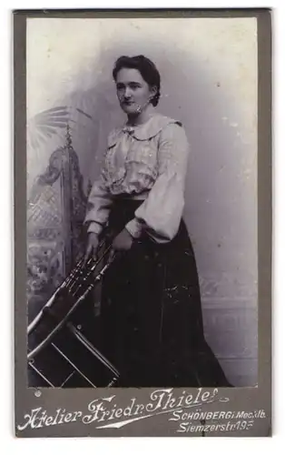 Fotografie Friedr. Thiele, Schönberg i. Mecklb., Siemzerstr. 195, Junge Dame in modischer Bluse und Rock