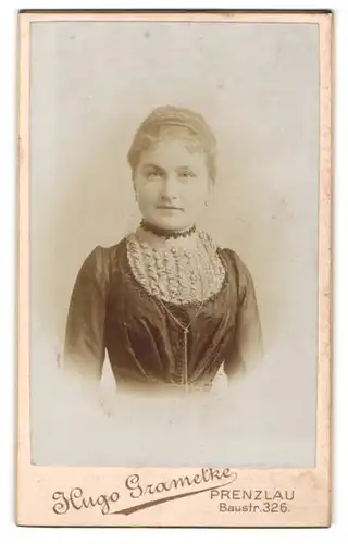 Fotografie Hugo Grametke, Prenzlau, Baustr. 326, Junge Dame im hübschen Kleid