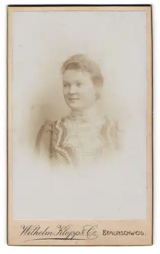 Fotografie Wilhelm Klopp & Co., Braunschweig, Friedrich Wilhelmstr. 37, Junge Dame im hübschen Kleid