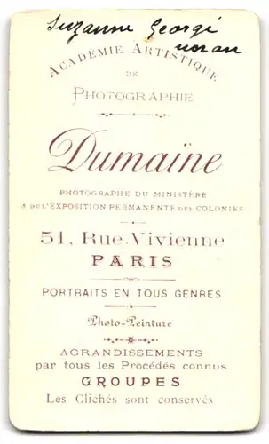 Fotografie Dumaine, Paris, 51, Rue Vivienne, Kleines Mädchen im Hemd mit nackigen Füssen