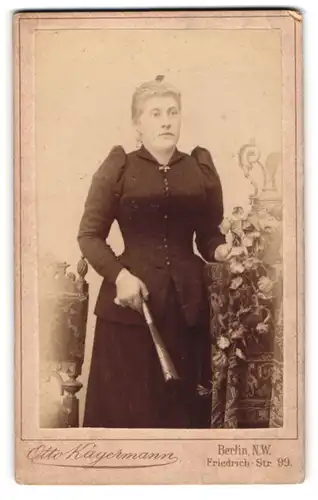 Fotografie Otto Kagermann Nachf., Berlin N.W., Friedrich-Strasse 99, Junge Frau mit grossem Fächer in der Hand