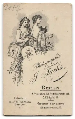 Fotografie I. Fuchs, Berlin, N. Friedrichstrasse 108, Junger Mann im Dreiteiler mit Blüte am Revers