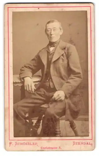 Fotografie F. Schüssler, Stendal, Carlstrasse 8, Älterer Mann, auf einem Hocker sitzend