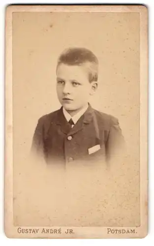 Fotografie Gustav André Jr., Potsdam, Spandauer-Strasse 34, Junge mit Bürstenschnitt im Anzug