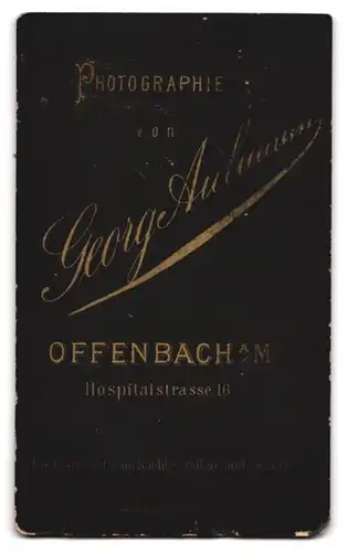 Fotografie George Aulmann, Offenbach /M., Hospitalstrasse 16, Baby in kariertem Kleidchen auf einem Sitzmöbel