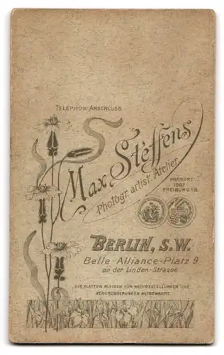 Fotografie Max Steffens, Berlin S.W., Belle-Alliance-Platz 9, Ernster junger Mann mit Binder und steifem Kragen