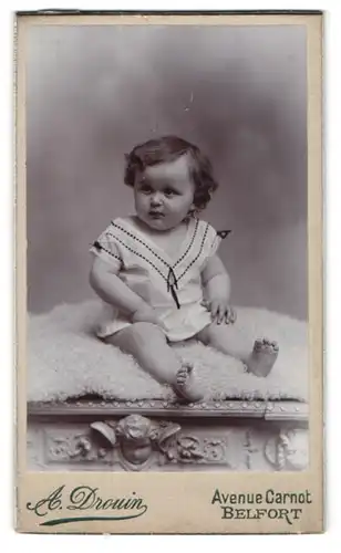 Fotografie A. Drouin, Belfort, Avenue Carnot, Kleinkind mit Locken auf einem Lammfell