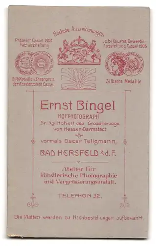 Fotografie Ernst Bingel, Bad Hersfeld a. d. F., Baby mit kleinem Püppchen auf einem Sessel