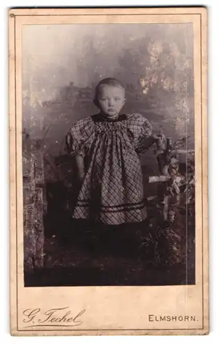 Fotografie G. Techel, Elmshorn, Mühlenstrasse 12, Kleines Kind mit kurzen Haaren in einem weiten Kleid