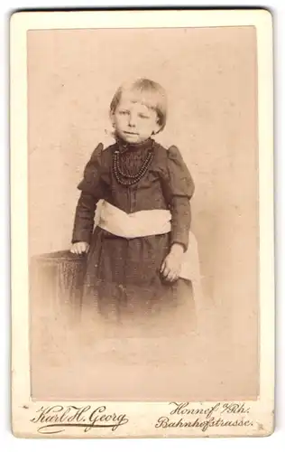 Fotografie Karl H. Georg, Honnef, Bahnhofstrasse, Kleines Mädchen mit Ponyfrisur und Halskette