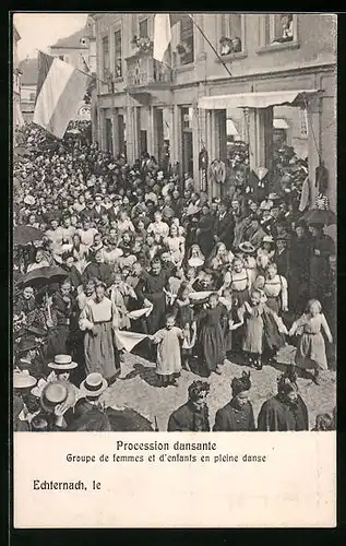 AK Echternach, Procession dansante, Groupe de femmes et d`enfants