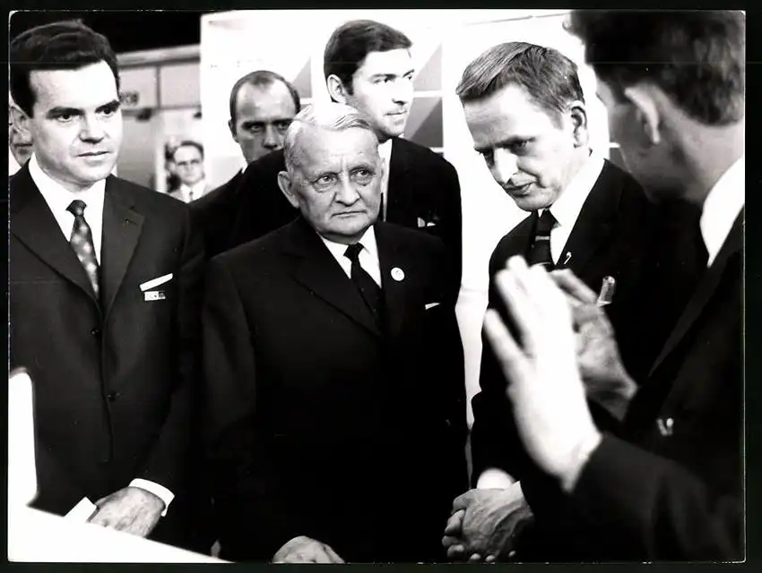 21 Fotografien Gerhard Hillmer, Potsdam & John Christensen, Göteborg, Ausstellung Messe - Leipzig, DDR Funkionäre 2