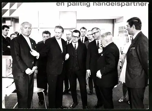 21 Fotografien Gerhard Hillmer, Potsdam & John Christensen, Göteborg, Ausstellung Messe - Leipzig, DDR Funkionäre
