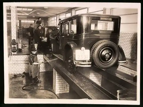 Fotografie Auto Adler Limousine, PKW mit Kennzeichen Berlin in einer Waschstrasse, Wagenpfleger reinigt Unterboden