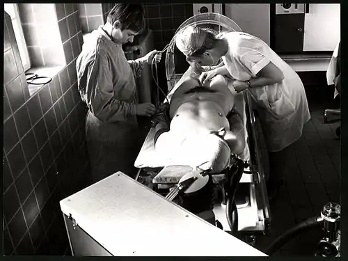 Fotografie Helmut Raddatz, Berlin-Weissensee, nackte Patientin wird im Klinikum Berlin-Buch untersucht