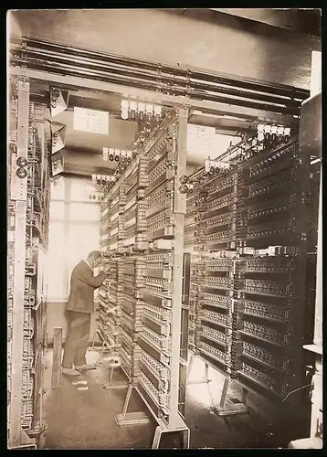 Fotografie Photothek Berlin, Techniker prüft Verbindung in der Schaltanlage einer Berliner Telefon-Vermittlung