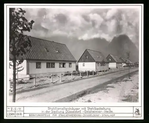 Fotografie unbekannter Fotograf, Ansicht Düsseldorf-Golzheim, Stahllamellenbauten mit Stahlbedachung