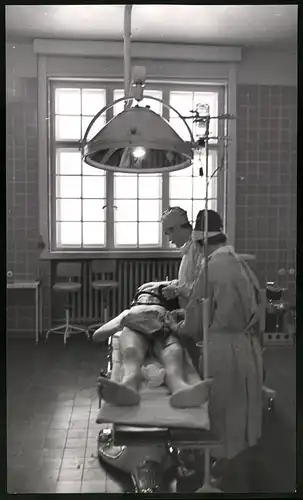 Fotografie Helmut Raddatz, Berlin-Weissensee, Anästhesisten & Patient in einem OP-Saal Klinikum Berlin-Buch