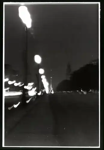 Fotografie unbekannter Fotograf, Ansicht Berlin-Friedrichshain, Frankfurter Allee bei Nacht mit langer Belichtungszeit