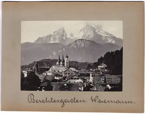 Fotografie unbekannter Fotograf, Ansicht Berchtesgaden, Ortsansicht mit Kirche und Gebirgspanorama1