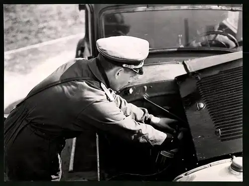 Fotografie Helmut Raddatz, Berlin-Weissensee, Soldat der KVP fummelt im Motorraum eines PKW's herum