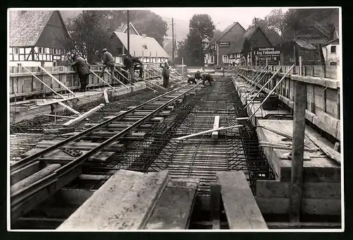 Fotografie unbekannter Fotograf, Ansicht Eiserfeld, Brückenbaustelle mit Kleinmbahngleisen, Bauausführung Fa. Falkenhahn