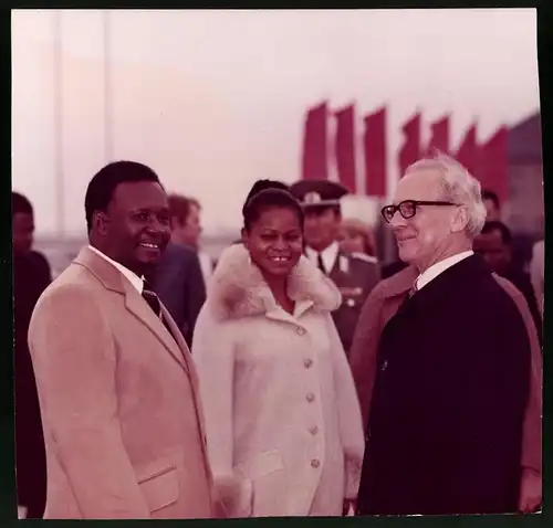 Fotografie DDR Staatssekretär Erich Honecker begrüsst Gäste aus Afrika
