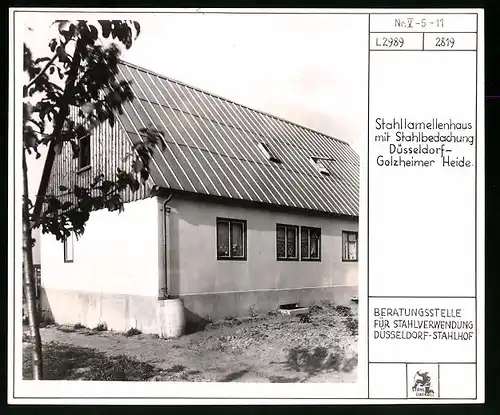 Fotografie unbekannter Fotograf, Ansicht Düsseldorf-Golzheim, Stahllamellenhaus-Siedlung, Haus mit Stahldach
