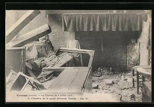 AK Cravant, Le Cyclone 1905, Chambre de la seule personne blesée, Son lit, Unwetter
