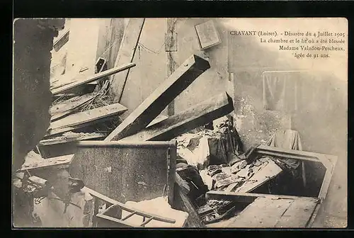 AK Cravant, Désastre 1905, La chambre et le lit oè a été blessée Madame Valadon-Pescheux, âgée de 91 ans, Unwetter