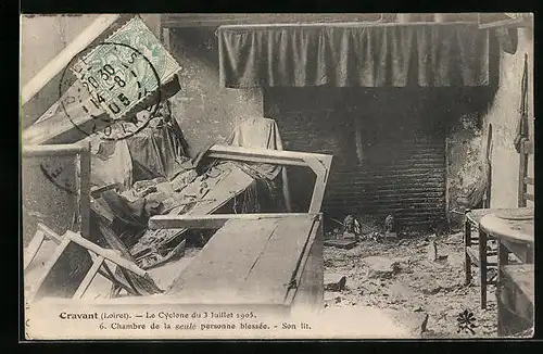 AK Cravant, Le Cyclone 1905, Chambre de la seule personne blessée, Unwetter