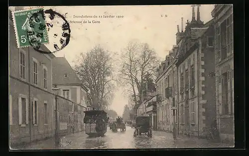 AK Bourges, Inondations de 1910, L`Avenue de la Gare, Strassenpartie bei Hochwasser