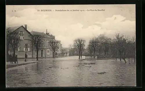 AK Bourges, Inondations de 1910, La Rue du Bouillet, Strassenpartie bei Hochwasser