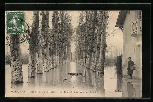 AK Bourges, Inondations de 1910, La demi-lune, Allée des Soupirs, Strassenpartie bei Hochwasser