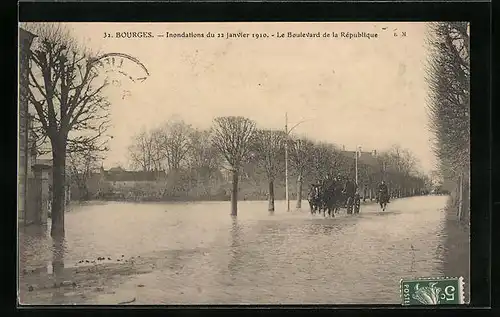 AK Bourges, Inondations de 1910, Le Boulevard de la République, Strassenpartie bei Hochwasser