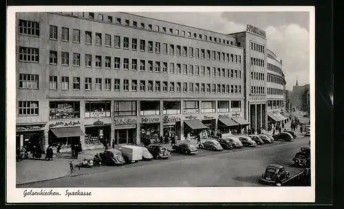 AK Gelsenkirchen, Sparkassengebäude mit Ladenfronten und Autos