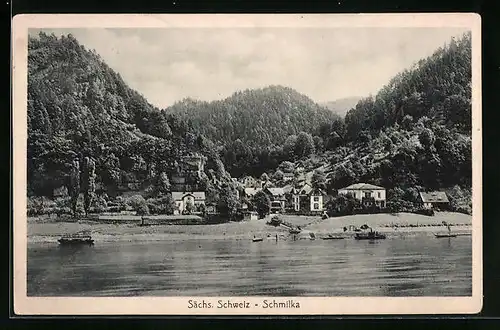 AK Schmilka /Sächsische Schweiz, Ortsansicht vom Wasser aus mit Booten